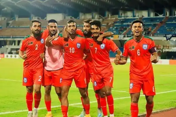 বাংলাদেশ ফুটবল দলের খেলোয়াড়রা মাঠে উল্লাস করছে. Channel i News - চ্যানেল আই নিউজ