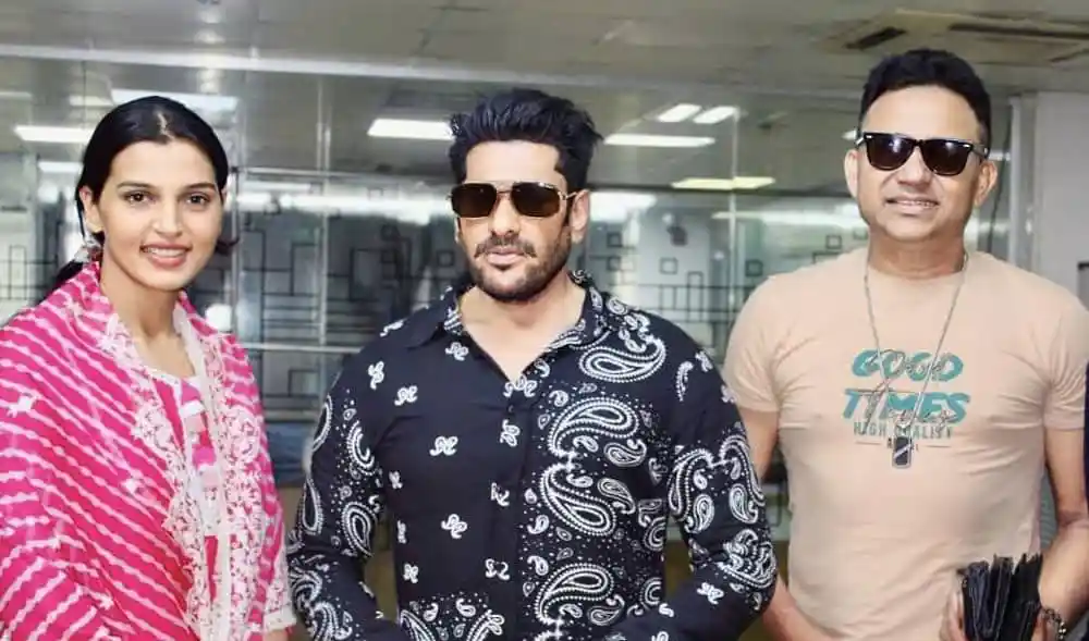 দোস্ত দুশমন সিনেমার অভিনেতারা বিমানবন্দরে দেখা গেছে. Channel i News - চ্যানেল আই নিউজ