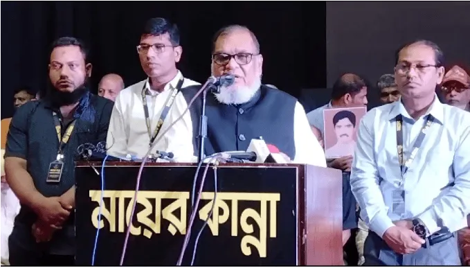 মুক্তিযুদ্ধ বিষয়ক মন্ত্রী ভাষণ দিচ্ছেন, পাশে চারজন কর্মকর্তা দাঁড়িয়ে. Channel i News - চ্যানেল আই নিউজ