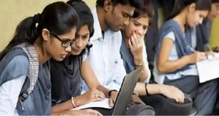 শিক্ষার্থীরা ল্যাপটপ ও নোটবুকের মাধ্যমে ভর্তি প্রস্তুতি নিচ্ছে. Channel i News - চ্যানেল আই নিউজ