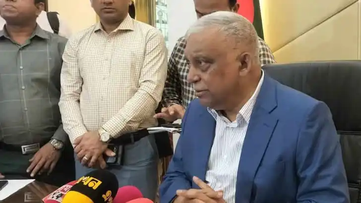 স্বরাষ্ট্রমন্ত্রী সাংবাদিকদের সাথে আলোচনা করছেন. Channel i News - চ্যানেল আই নিউজ