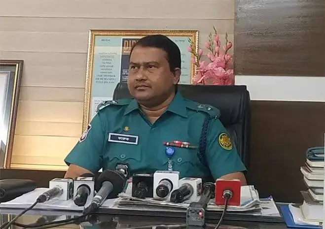 ঢাকা মহানগর পুলিশের একজন কর্মকর্তা সংবাদ সম্মেলনে বসে আছেন।. Channel i News - চ্যানেল আই নিউজ