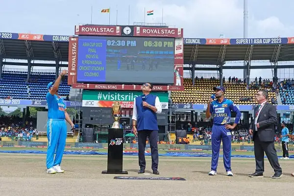 শ্রীলঙ্কার ক্রিকেটাররা পুরস্কার গ্রহণের সময়।. Channel i News - চ্যানেল আই নিউজ