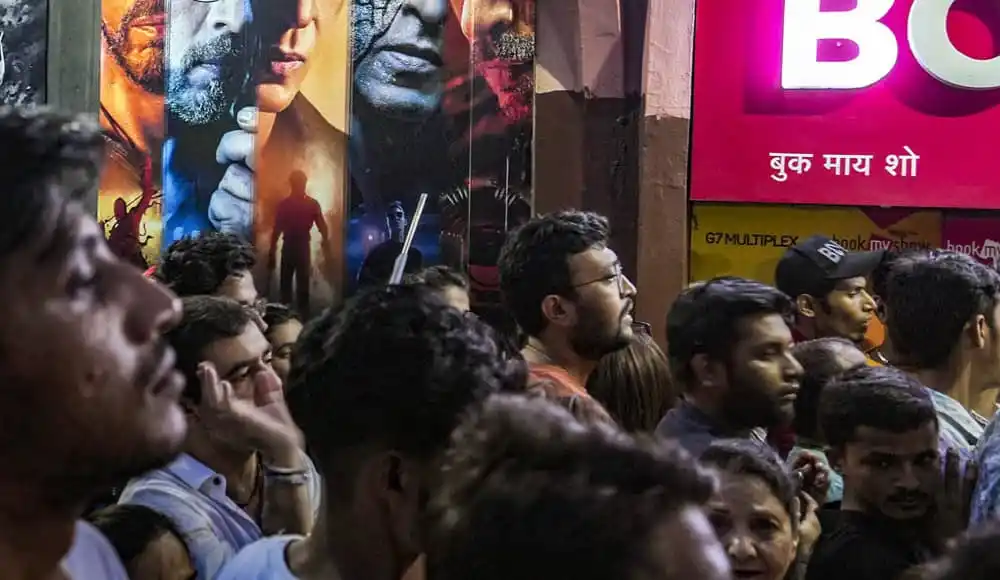 ঢাকায় সিনেমা জওয়ান দেখার জন্য দর্শকদের ভিড়, সিনেমা হলের সামনে দীর্ঘ লাইনে. Channel i News - চ্যানেল আই নিউজ