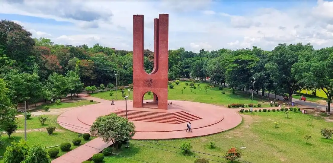 জাবি ক্যাম্পাসে একটি স্মৃতিস্তম্ভ ও সবুজ উদ্যানের দৃশ্য. Channel i News - চ্যানেল আই নিউজ