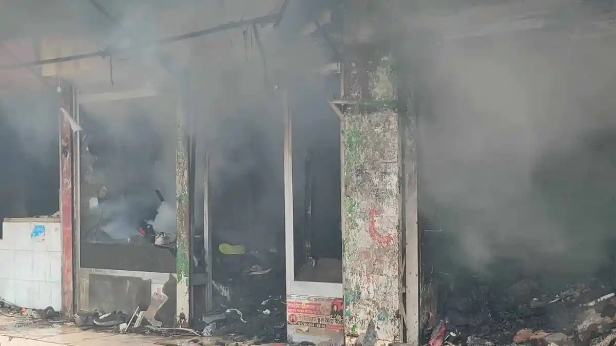 অগ্নিকাণ্ডে পুড়ে যাওয়া দোকানগুলোর ধ্বংসস্তূপ ও ধোঁয়া. Channel i News - চ্যানেল আই নিউজ