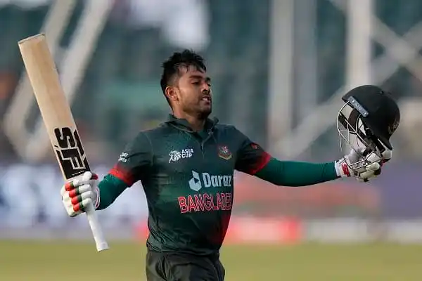 বাংলাদেশ ক্রিকেটার মিরাজ মঞ্চে ব্যাট ও হেলমেট হাতে উল্লাসে. Channel i News - চ্যানেল আই নিউজ