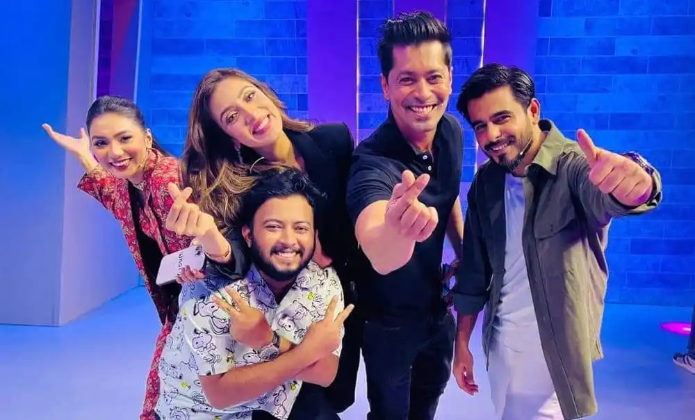 দীপন ও তার অতিথিরা স্টুডিওতে হাসি ও শুভেচ্ছা বিনিময় করছেন. Channel i News - চ্যানেল আই নিউজ