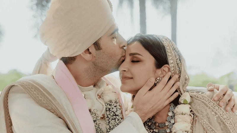 পরিণীতি-রাঘবের রূপকথার বিয়ের ছবি, প্রেমের মুহূর্ত. Channel i News - চ্যানেল আই নিউজ