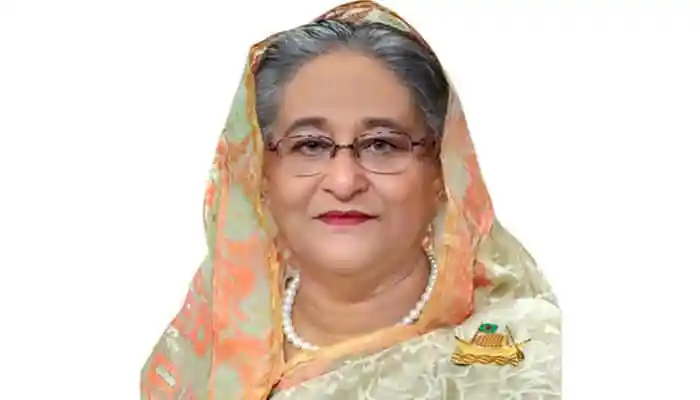 প্রধানমন্ত্রী হাস্যোজ্জ্বল মুখে পোজ দিচ্ছেন, পরনে ঐতিহ্যবাহী শাড়ি ও গহনা. Channel i News - চ্যানেল আই নিউজ