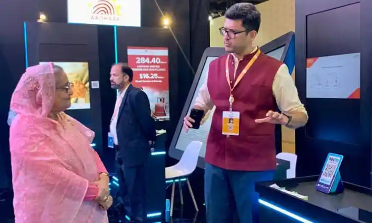 প্রধানমন্ত্রী পেটিএম স্টলে নগদের প্রযুক্তি দেখছেন. Channel i News - চ্যানেল আই নিউজ