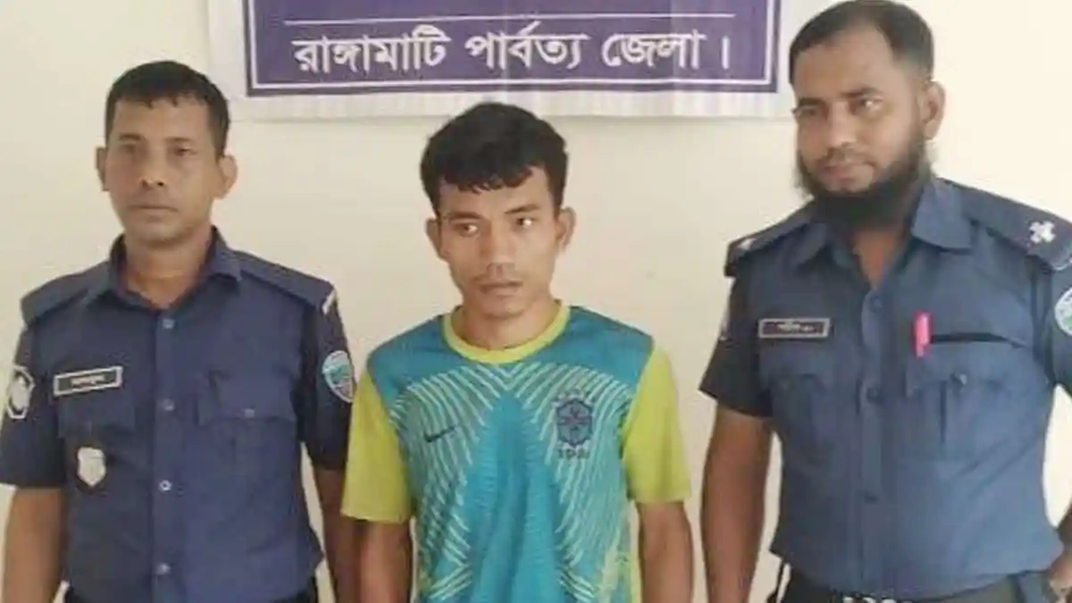 অপহৃত ছাত্রকে সাজেকে গ্রেপ্তার করেছে পুলিশ, ছবি. Channel i News - চ্যানেল আই নিউজ
