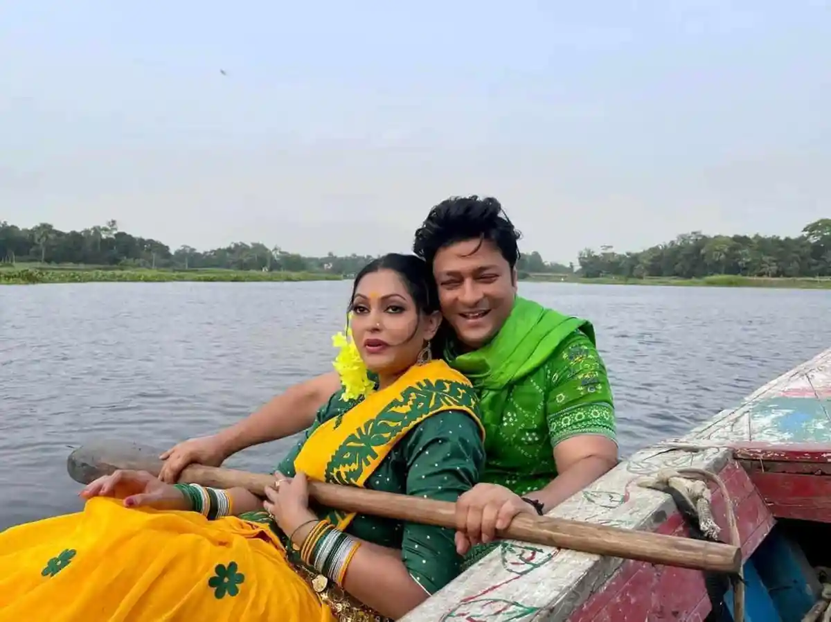 নদীতে নৌকায় বসে সুন্দরী নারী ও যুবক ছবি. Channel i News - চ্যানেল আই নিউজ