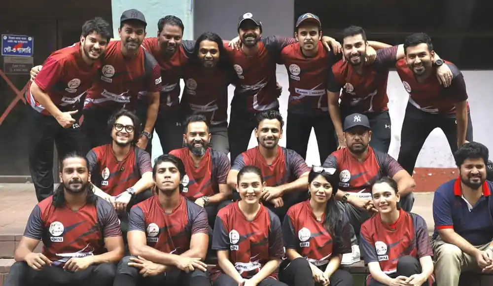বাংলাদেশ ক্রিকেট দলের সদস্যরা মাঠে প্রস্তুত, হাসিমুখে ছবি তোলা. Channel i News - চ্যানেল আই নিউজ