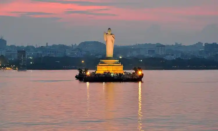 হায়দ্রাবাদে চন্দ্রজয়ের শহর, নদীর পাশে বিশাল মূর্তি. Channel i News - চ্যানেল আই নিউজ