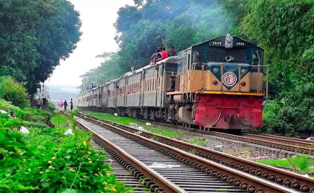 ট্রেনের ধাক্কায় শিশুর মৃত্যু, রেললাইনের পাশে মানুষজন. Channel i News - চ্যানেল আই নিউজ