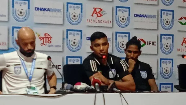 বাংলাদেশ ফুটবল দলের খেলোয়াড়রা রেফারির সাথে আলোচনা করছে. Channel i News - চ্যানেল আই নিউজ