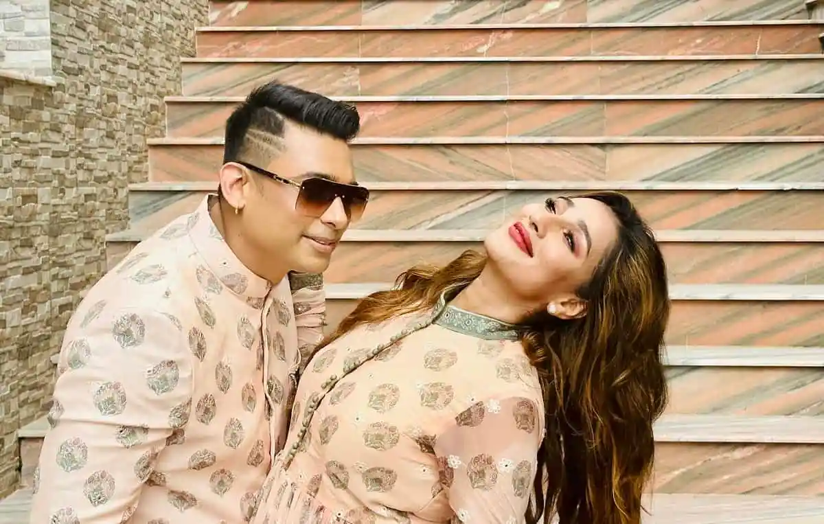 জায়েদ ও সায়ন্তিকা হাস্যোজ্জ্বল মুখে ছবি তুলছেন. Channel i News - চ্যানেল আই নিউজ