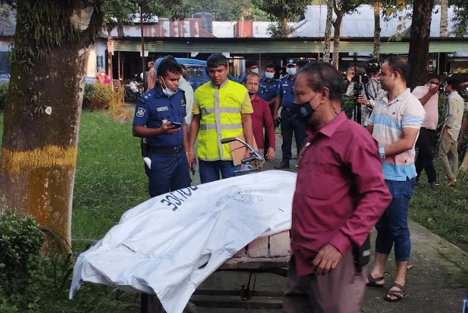 পুকুর থেকে ইঞ্জিনিয়ারের মরদেহ উদ্ধার, পুলিশ ও স্থানীয়রা উপস্থিত. Channel i News - চ্যানেল আই নিউজ