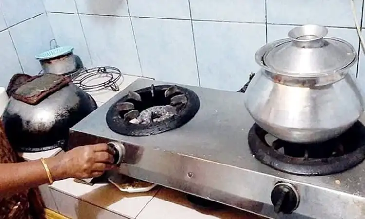 ধানমন্ডিতে গ্যাস সংকটের কারণে রান্নার সমস্যা দেখা গেছে. Channel i News - চ্যানেল আই নিউজ
