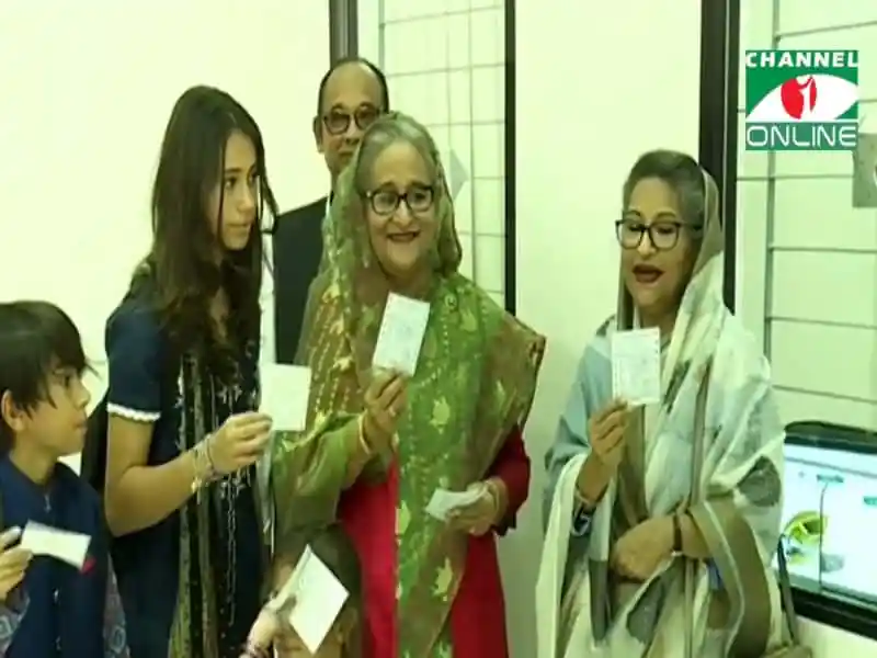 প্রধানমন্ত্রীর সঙ্গে জনগণের সাক্ষাৎ, সবাই হাতে চেক ও কাগজ দেখাচ্ছেন. Channel i News - চ্যানেল আই নিউজ