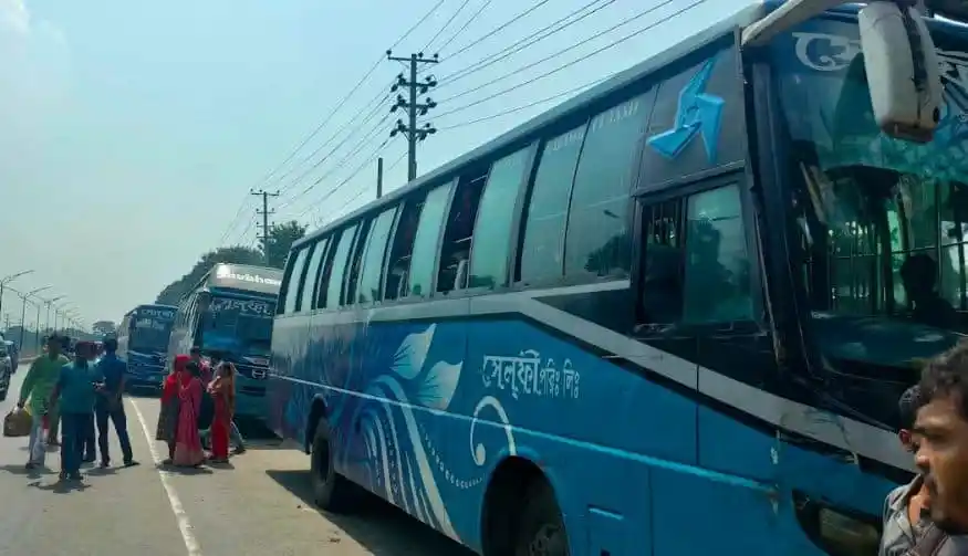 চাঁদা আদায়ের অভিযোগে বাসে প্রতিবাদ ও জনতার সমাগম. Channel i News - চ্যানেল আই নিউজ