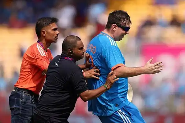 নিরাপত্তাবেষ্টনী ভেদ করে মাঠে ঢুকে পড়া ব্যক্তি, ক্রিকেট খেলার দৃশ্য. Channel i News - চ্যানেল আই নিউজ