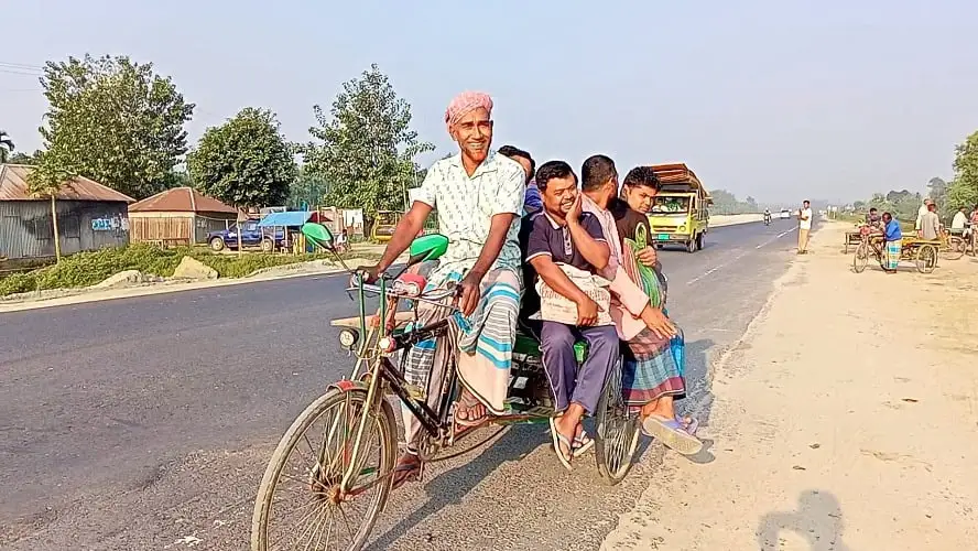 বেশ কিছু মানুষ রাস্তায় বাইসাইকেল চালাচ্ছে, মহাসড়ক খালি. Channel i News - চ্যানেল আই নিউজ