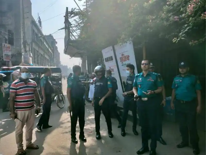 সদরঘাটে পুলিশ ও আইনশৃঙ্খলা বাহিনী অভিযান চালাচ্ছে. Channel i News - চ্যানেল আই নিউজ