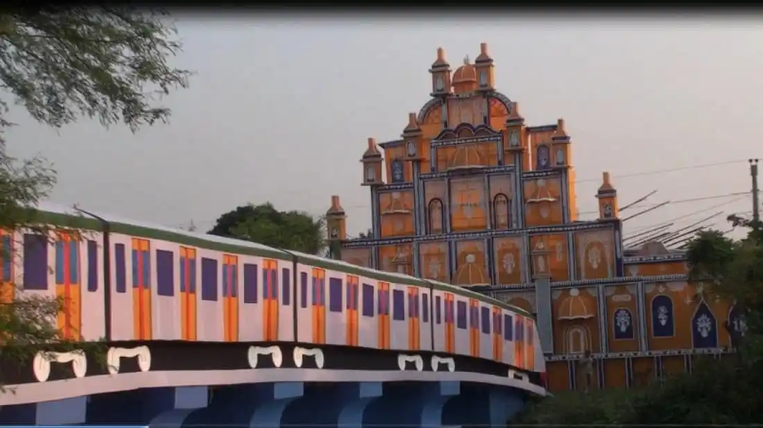 সাতক্ষীরায় পূজা দেখতে মেট্রোরেল স্টেশন ও দুর্গা মন্দিরের দৃশ্য. Channel i News - চ্যানেল আই নিউজ