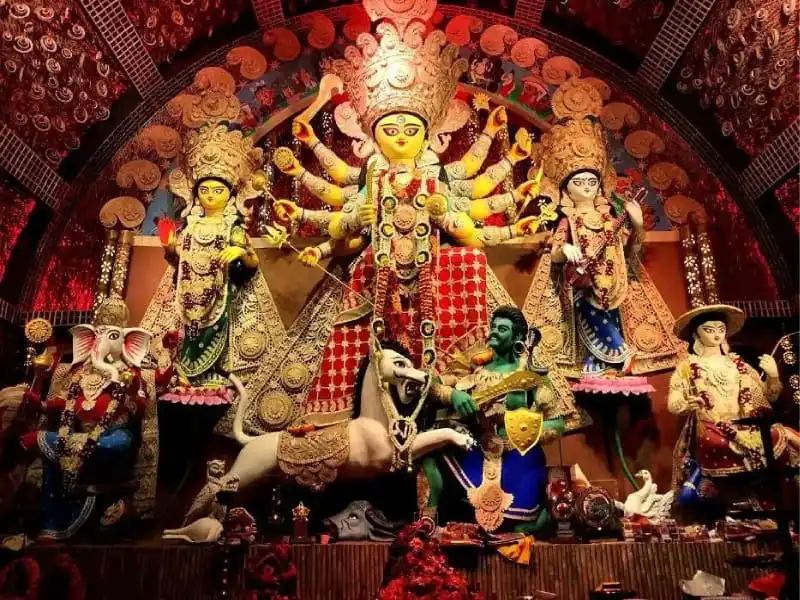 মণ্ডপে মহা নবমীর জন্য শ্রীকৃষ্ণের সুন্দর মূর্তি সাজানো হয়েছে. Channel i News - চ্যানেল আই নিউজ