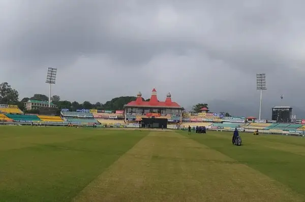 বৃষ্টির কারণে ঢাকা টেস্টের মাঠে মেঘাচ্ছন্ন আকাশ. Channel i News - চ্যানেল আই নিউজ