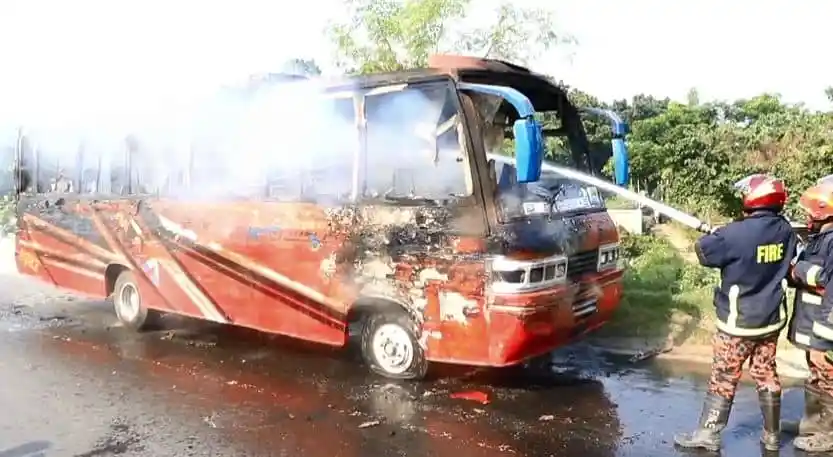ঢাকা-আরিচা মহাসড়কে বাসে আগুন, দগ্ধ বাসের ক্ষতিগ্রস্ত অংশ. Channel i News - চ্যানেল আই নিউজ
