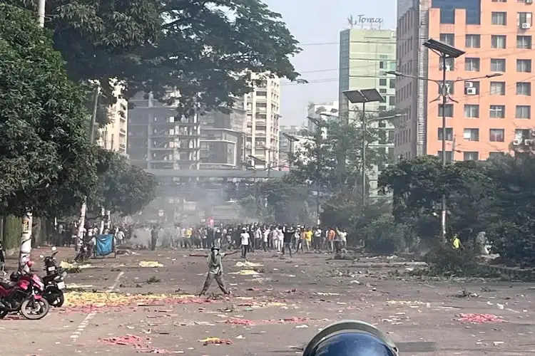 কাকরাইল মোড়ে বিএনপি-পুলিশ সংঘর্ষের দৃশ্য, ধোঁয়া ও ভাঙচুরের চিহ্ন. Channel i News - চ্যানেল আই নিউজ