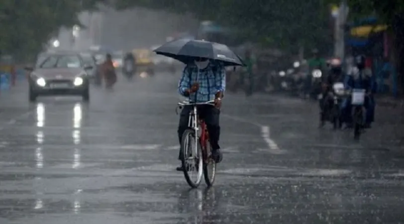 বৃষ্টির মধ্যে সাইকেল চালাচ্ছেন একজন ব্যক্তি, ঢাকার রাস্তায় জল জমে গেছে. Channel i News - চ্যানেল আই নিউজ