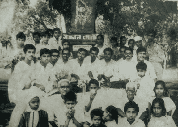 বৃদ্ধ ও শিশুদের সঙ্গে রবীন্দ্রনাথের ছবি, নুরু কাকার হাত ধরে. Channel i News - চ্যানেল আই নিউজ