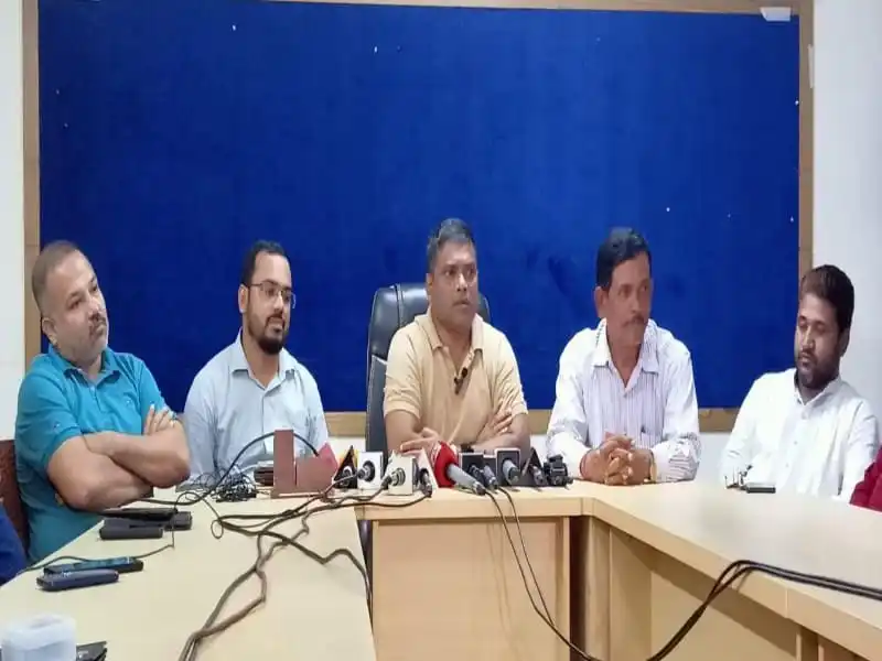 প্রশাসনের কর্মকর্তারা অবৈধ দখলদারদের উচ্ছেদের জন্য প্রস্তুতি নিচ্ছেন. Channel i News - চ্যানেল আই নিউজ