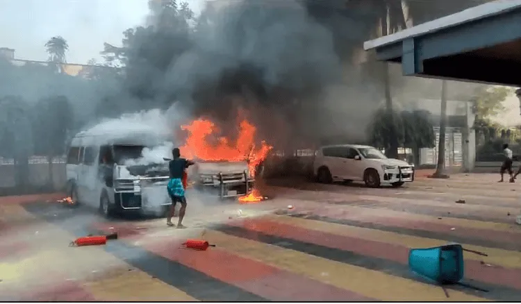পুলিশ হাসপাতাল ও অ্যাম্বুলেন্সসহ গাড়িতে অগ্নিসংযোগের দৃশ্য. Channel i News - চ্যানেল আই নিউজ