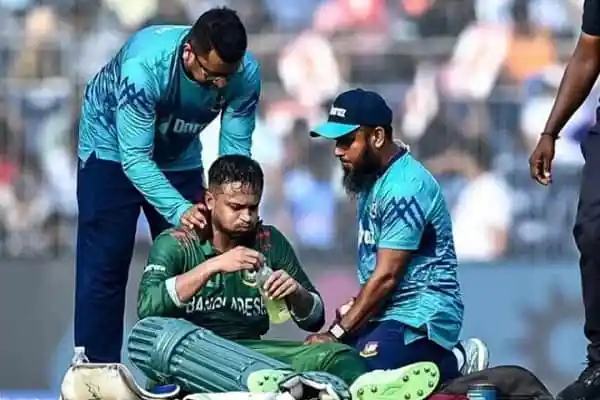 সাকিবের চোটের কারণে মাঠে চিকিৎসা চলছিল।. Channel i News - চ্যানেল আই নিউজ