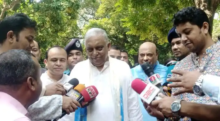 স্বরাষ্ট্রমন্ত্রী সাংবাদিকদের সঙ্গে কথা বলছেন, surrounded by media and supporters. Channel i News - চ্যানেল আই নিউজ