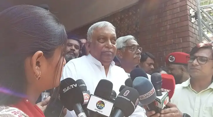 স্বরাষ্ট্রমন্ত্রী বাহাউদ্দীন বাহার সংবাদ সম্মেলনে বক্তব্য দিচ্ছেন. Channel i News - চ্যানেল আই নিউজ