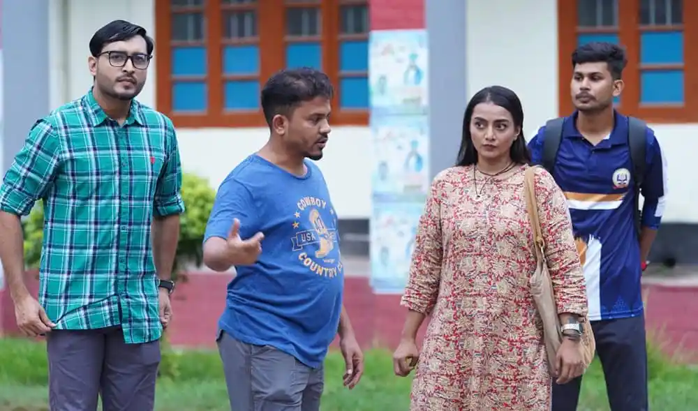 শিক্ষার্থীরা ক্যাম্পাসে আলোচনা করছে, শিক্ষামূলক পরিবেশ. Channel i News - চ্যানেল আই নিউজ