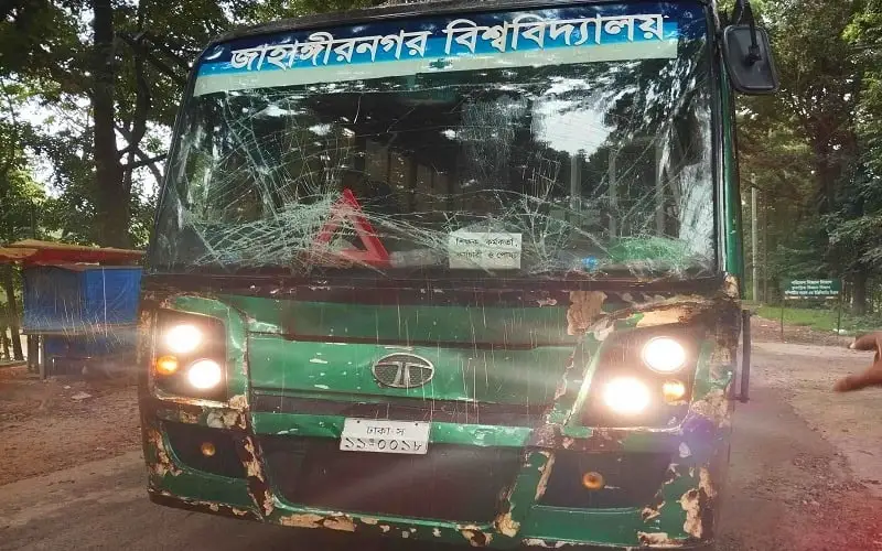 জাহাঙ্গীরনগর বিশ্ববিদ্যালয়ের বাসের ক্ষতিগ্রস্ত সামনের অংশ. Channel i News - চ্যানেল আই নিউজ