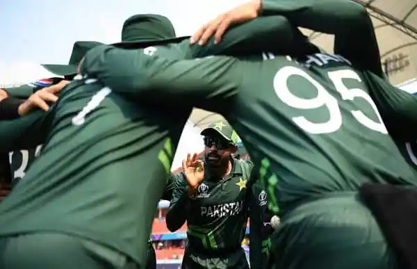 পাকিস্তানের ক্রিকেটাররা একত্রিত হয়ে উল্লাস করছে. Channel i News - চ্যানেল আই নিউজ