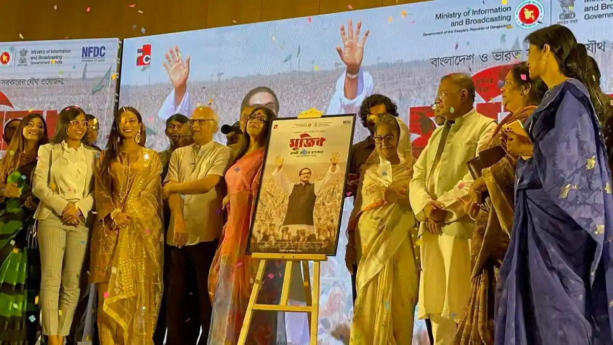 বাংলাদেশের বিভিন্ন ব্যক্তি বঙ্গবন্ধুর ছবি ও স্মারক উন্মোচন করছে. Channel i News - চ্যানেল আই নিউজ