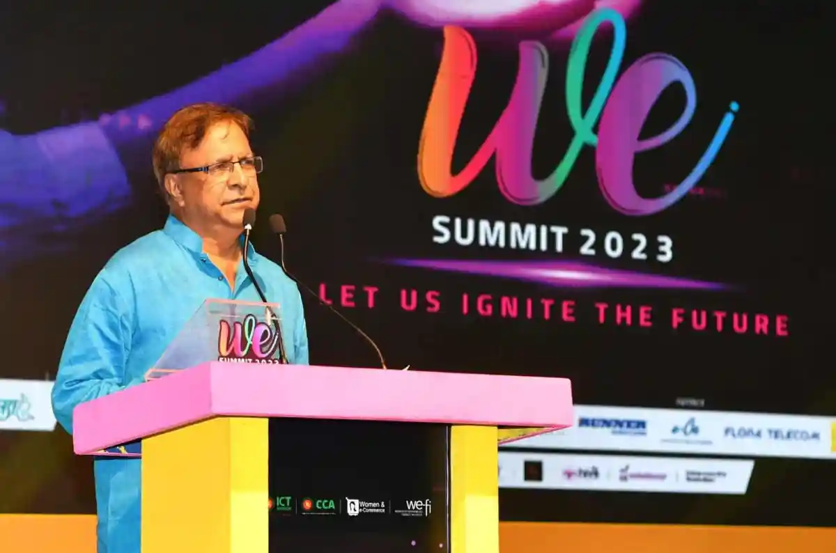 সংগঠনের সভাপতি বক্তৃতা দিচ্ছেন, পেছনে 'WE Summit 2023' ব্যানার।. Channel i News - চ্যানেল আই নিউজ