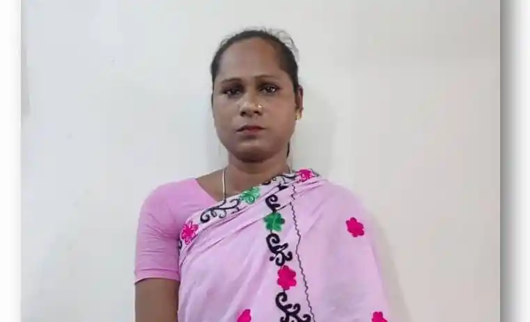 হিজড়া চম্পা, এক নারী, সাদা পটভূমিতে দাঁড়িয়ে. Channel i News - চ্যানেল আই নিউজ