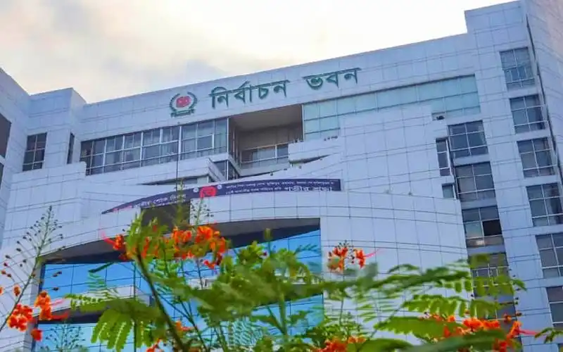 নির্বাচন ভবনের সামনে গাছের পাতা ও ফুলের দৃশ্য. Channel i News - চ্যানেল আই নিউজ