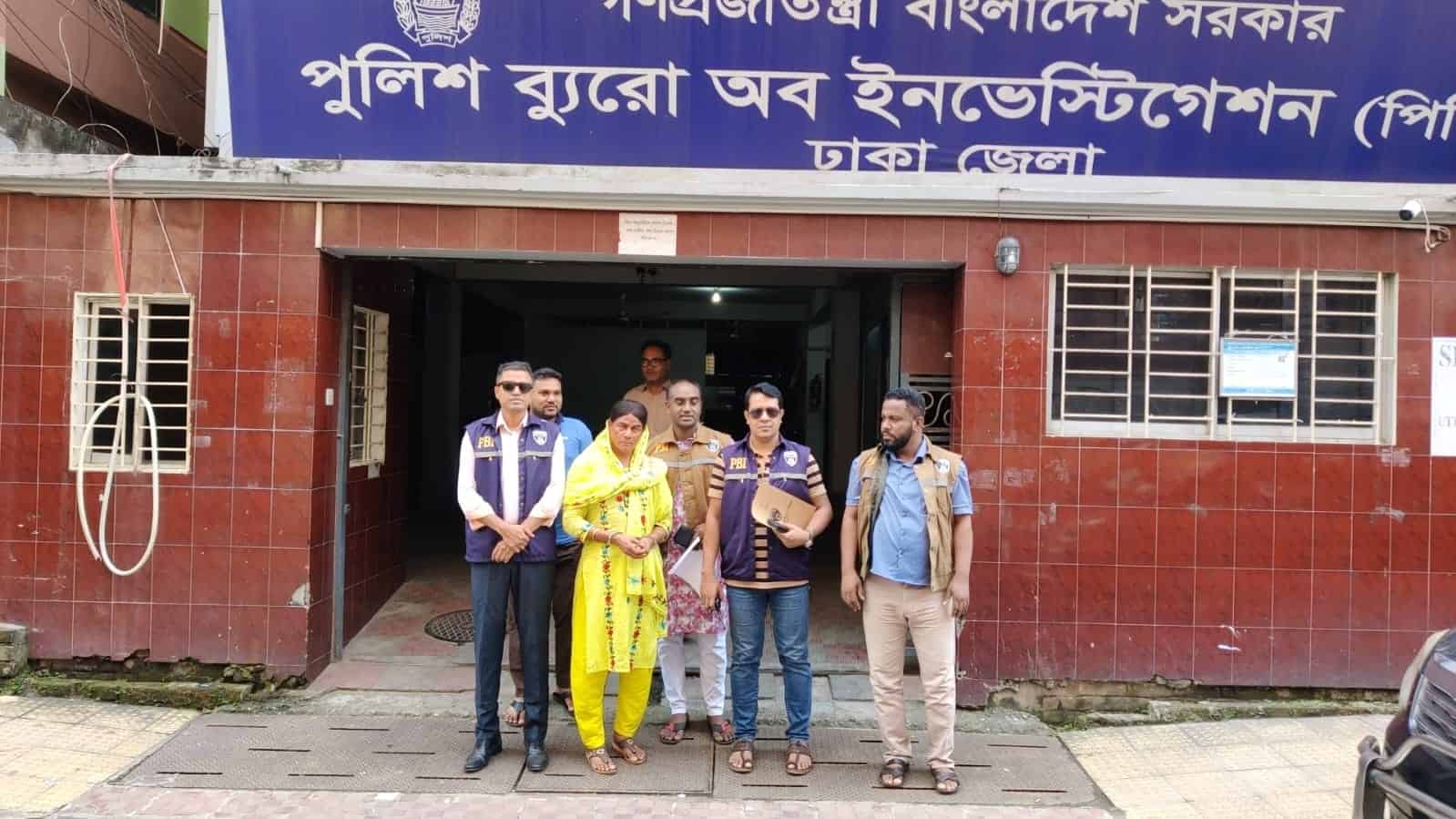 পুলিশ কর্মকর্তারা ঢাকা পুলিশ সুপারের কার্যালয়ে অবস্থান করছেন. Channel i News - চ্যানেল আই নিউজ