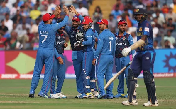আফগান ক্রিকেটাররা জয় উদযাপন করছে, মাঠে খেলা চলছে. Channel i News - চ্যানেল আই নিউজ